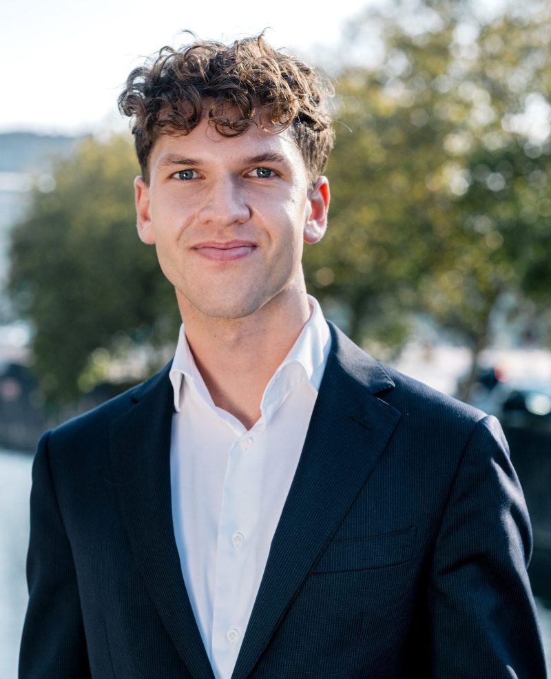 h2_headshot_foto_tom_pais